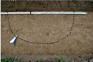 Widok od strony południowej na strop obiektu numer 3 zarejestrowanego podczas badań wykopaliskowych. Zaznaczony obrys obiektu archeologicznego.