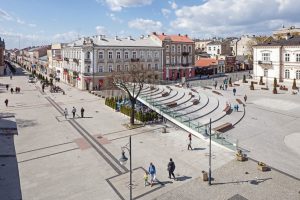 Na zdjęciu widoczny jest Plac Konstytucji 3-go maja w Radomiu, piękna pogoda, na placu są ludzie