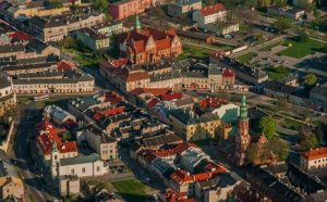 Widok na Radom z lotu ptaka, widoczne są kamienice z czerwonymi dachami