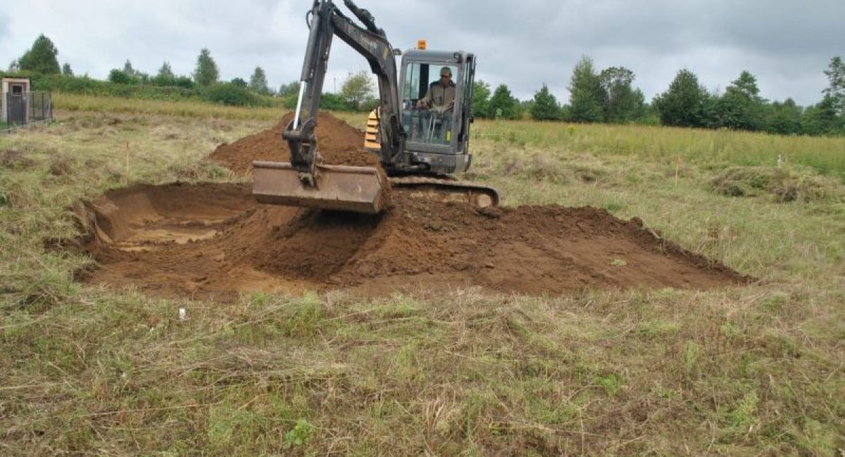 Odhumusowanie stanowiska archeologicznego podczas badań archeologicznych