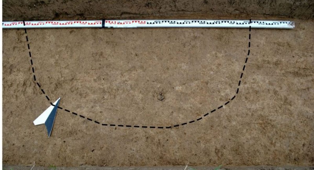 Widok od strony południowej na strop obiektu numer 3 zarejestrowanego podczas badań wykopaliskowych. Zaznaczony obrys obiektu archeologicznego.